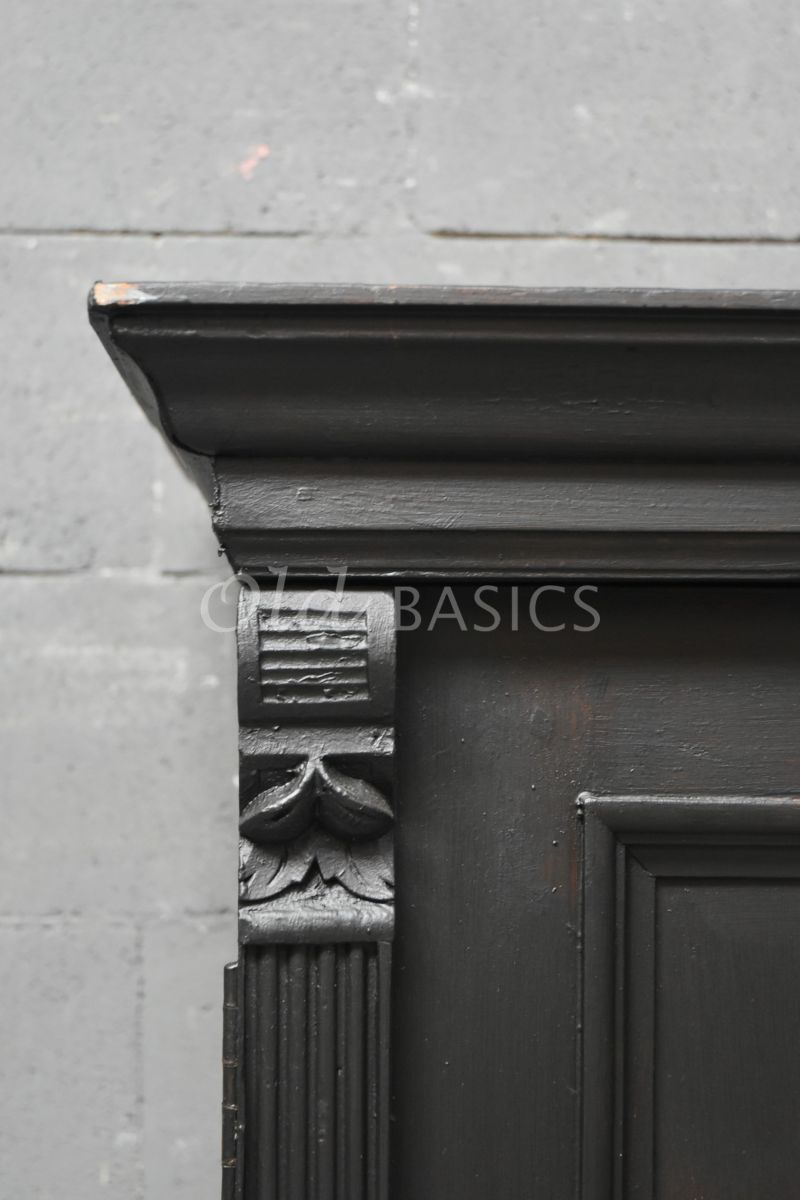 Detail van Brocante kast, zwart, grijs, materiaal hout